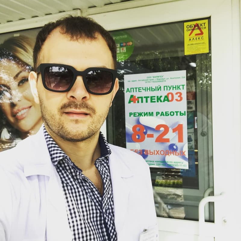 Красивая девушка, на фото она главный персонаж)) я как то случайно попал в кадр🙈👀😃