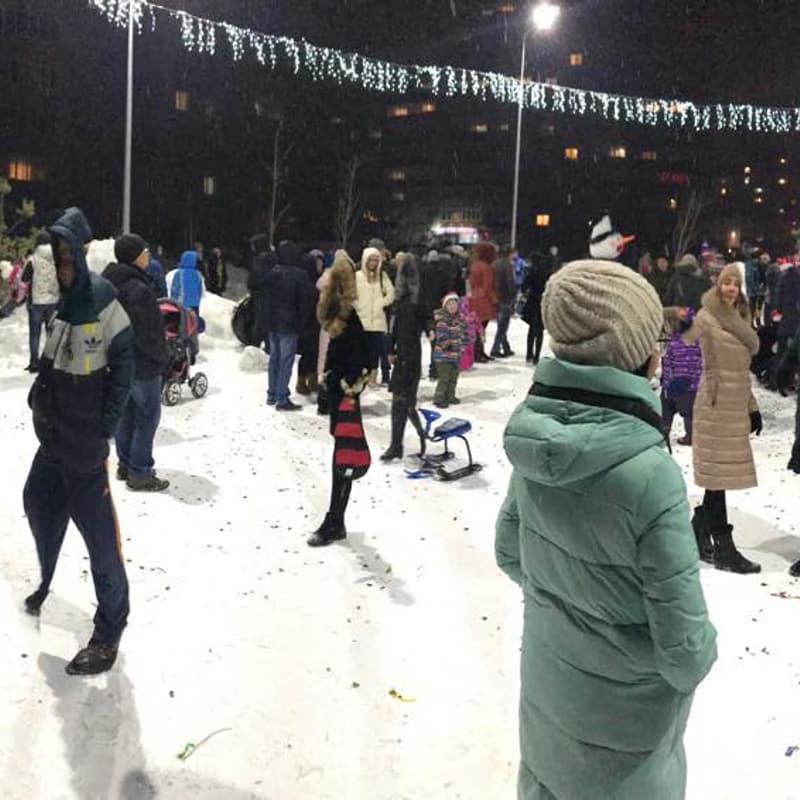 Во дворе как на первомайской демонстрации)))